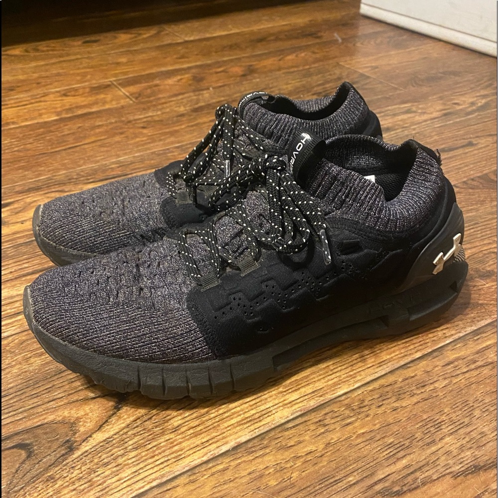 Girls/Boys Under Armor shoes / Size - 6  / Black